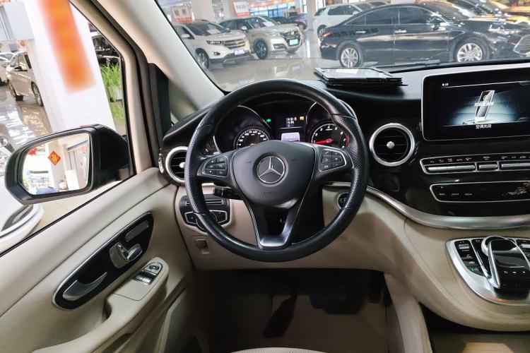 Used Mercedes-Benz V-Class 2017 V 260 Avantgarde Edition Steering Wheel