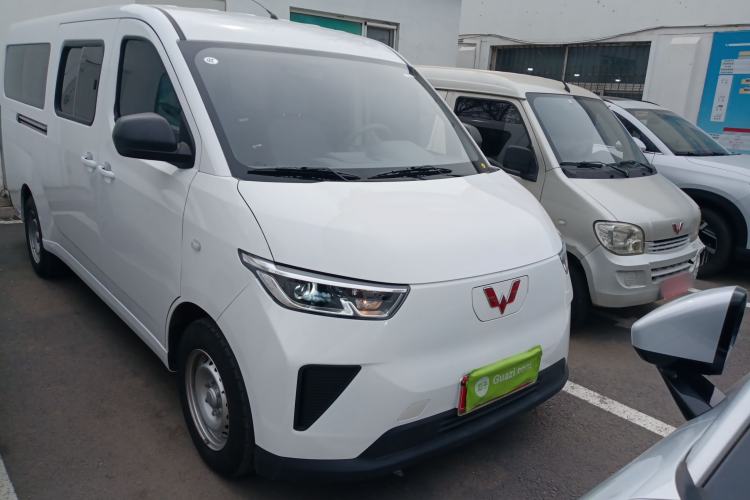 Used Wuling Yangguang 2024 300KM Comfort Version Passenger Van 75kW Front