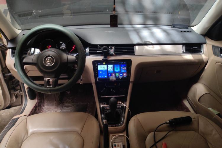 Used Volkswagen Bora 2014 1.6L Manual Comfort Model Center Console