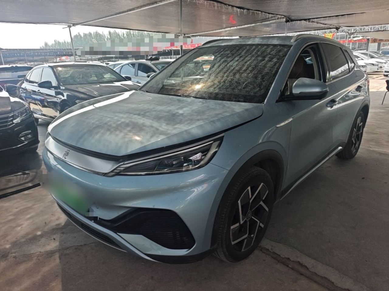 Под передней частью автомобиля