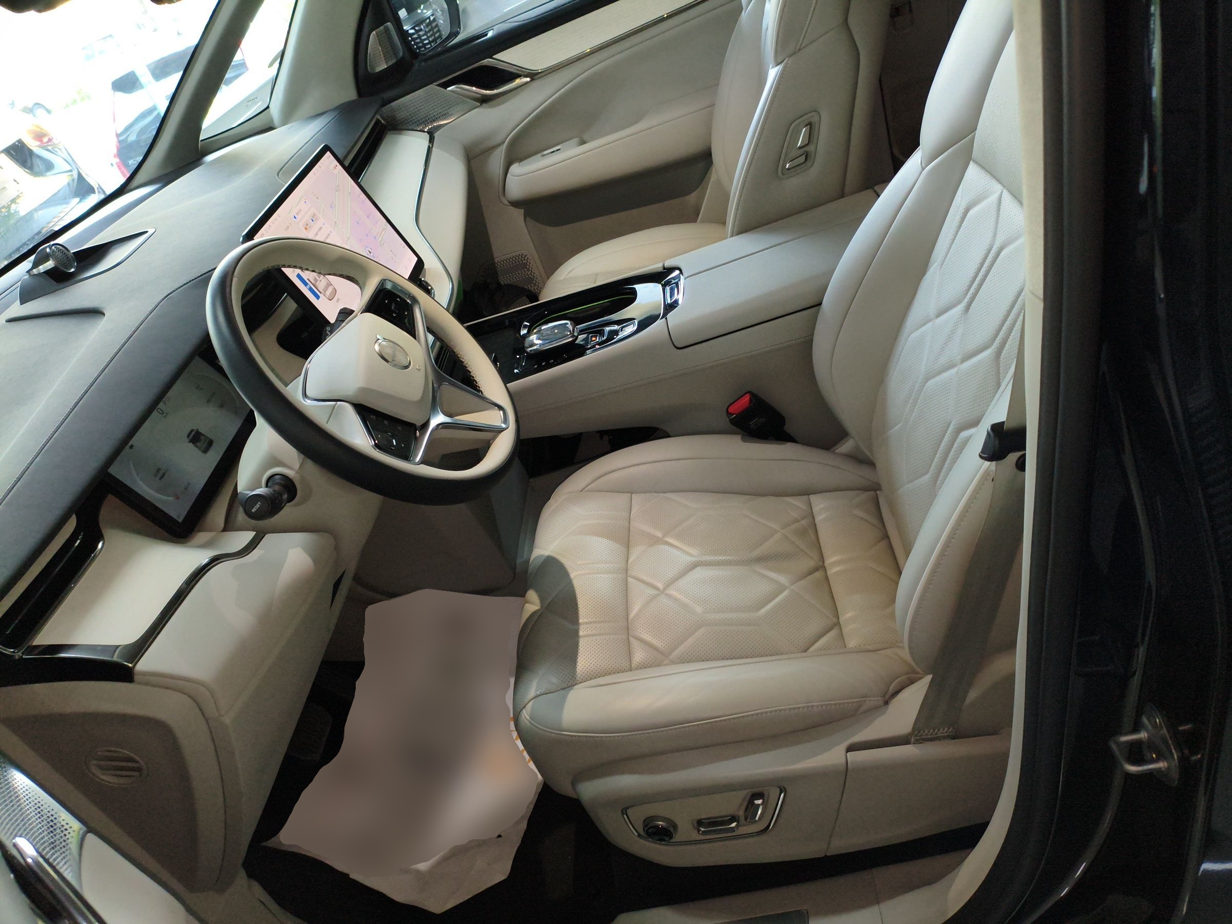 المقاعد الأمامية داخل السيارة