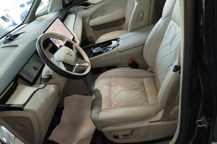 Used Volvo EM90 2025 Ultra Six-Seater Left Front Seat