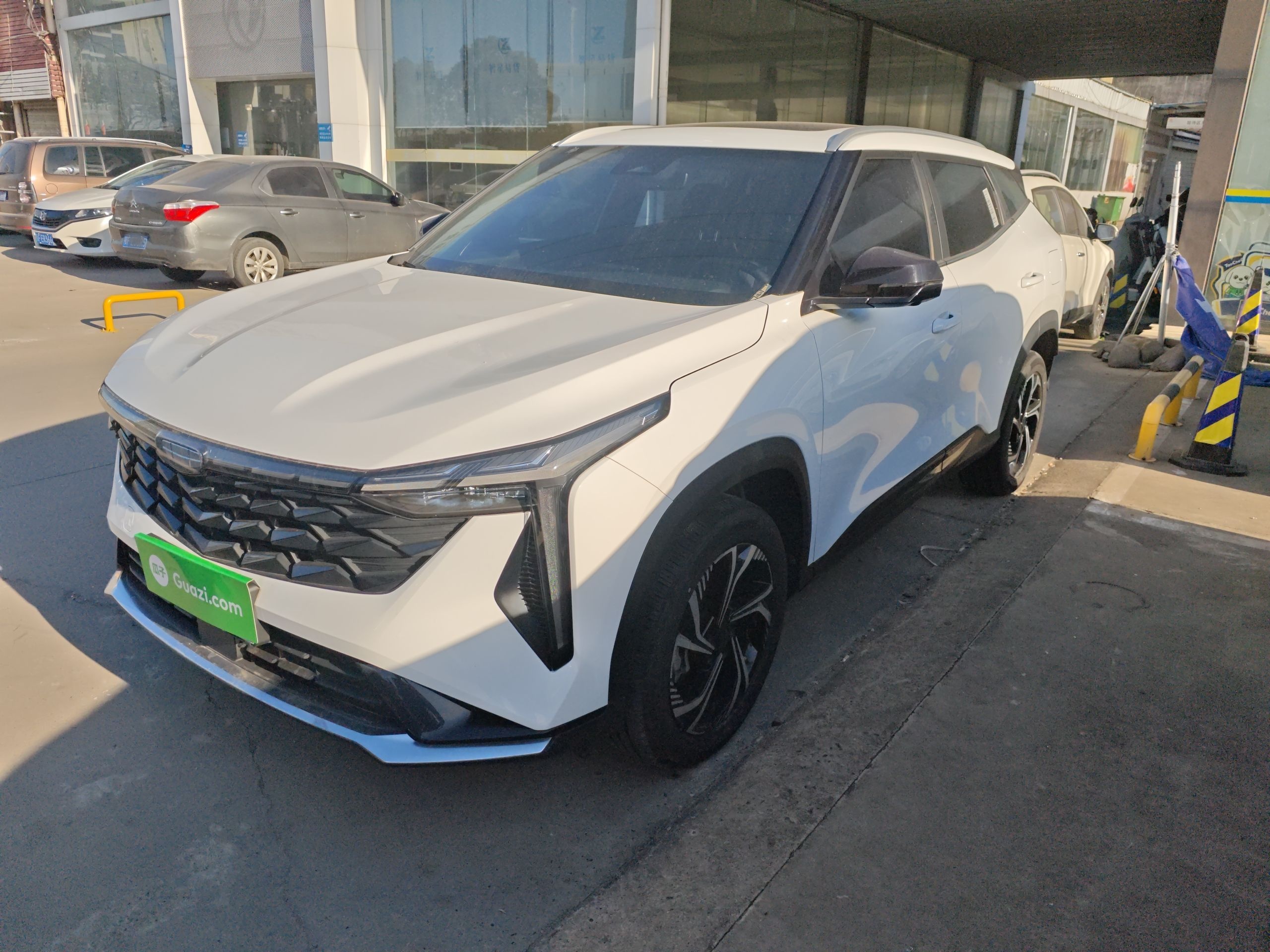 تحت مقدمة السيارة