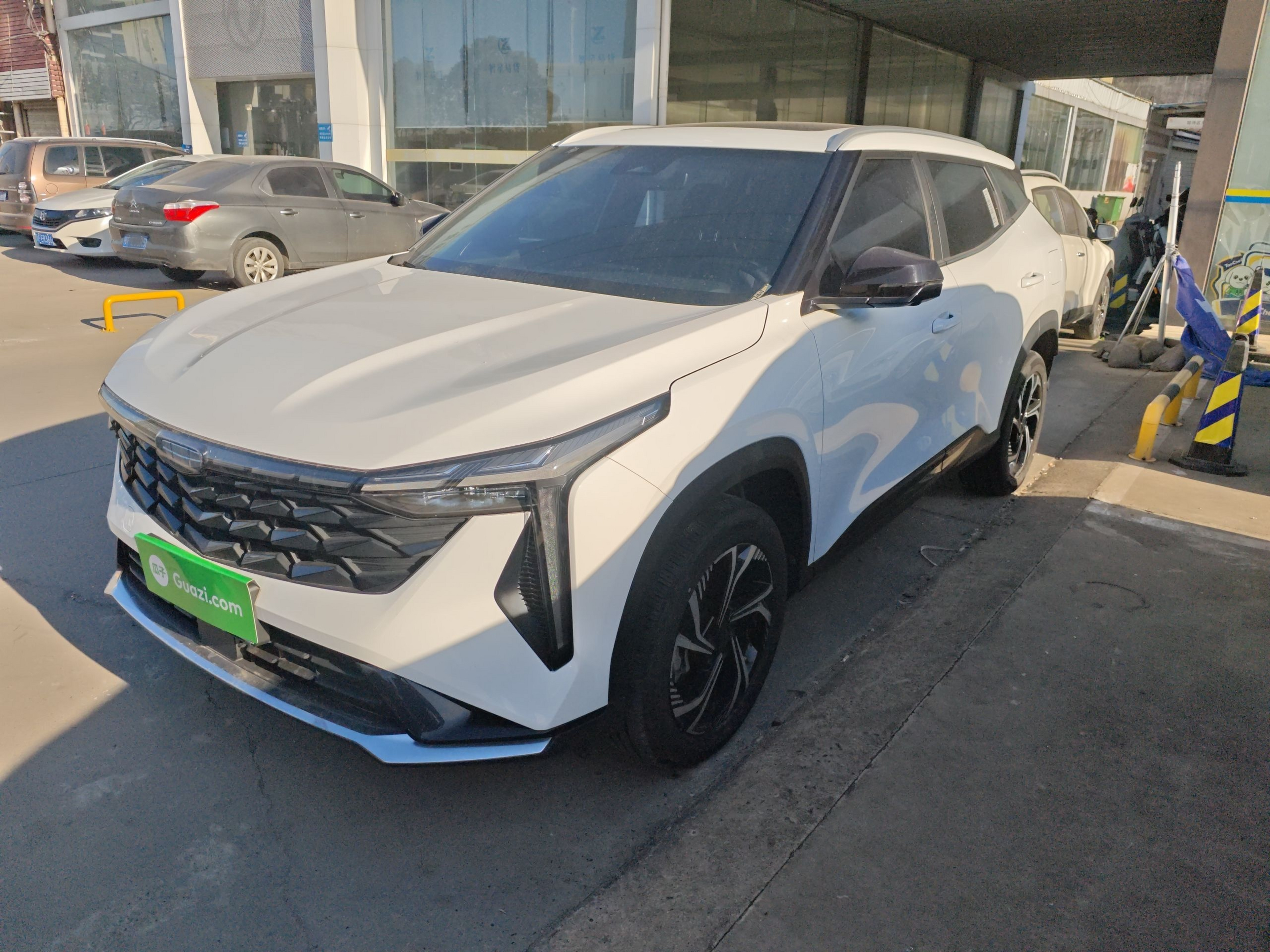 Под передней частью автомобиля