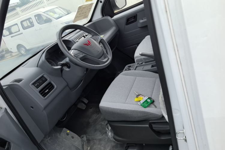 Used Wuling Yangguang 2024 300KM Comfort Version Passenger Van 75kW