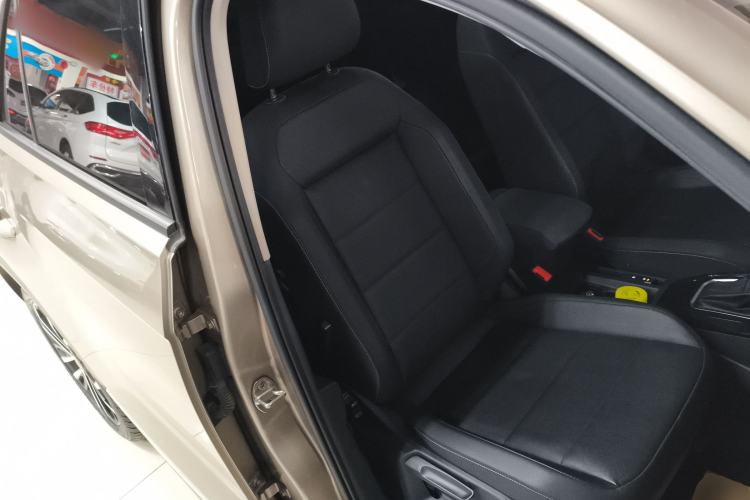 Used Volkswagen T-ROC 2021 280TSI DSG Two-Wheel Drive Comfort Connect Edition