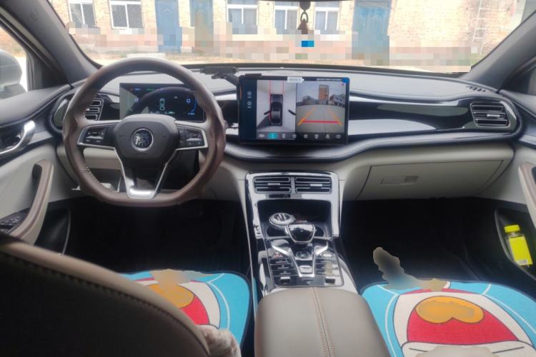 Used BYD Qin PLUS 2024 HONOR Edition DM-i 55KM Leading Model Center Console