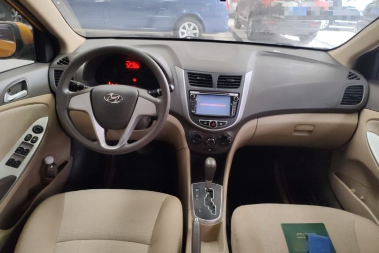 Used Hyundai Verna (older generation) 2013 Sedan 1.4L Automatic Standard GL Model Center Console