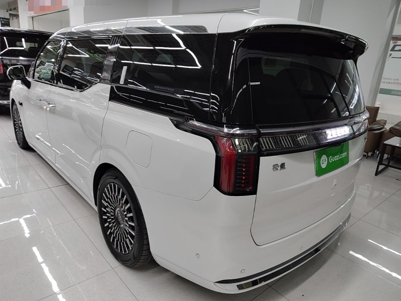 Zeekr 009 2024 7-Seater Walk-Through Version Four-Wheel Drive 108 kWh — снимка 4