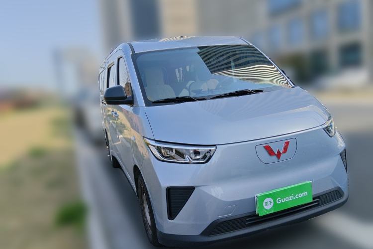 Used Wuling Yangguang 2024 300KM Comfort Version Passenger Van 75kW Front Right 45 Deg