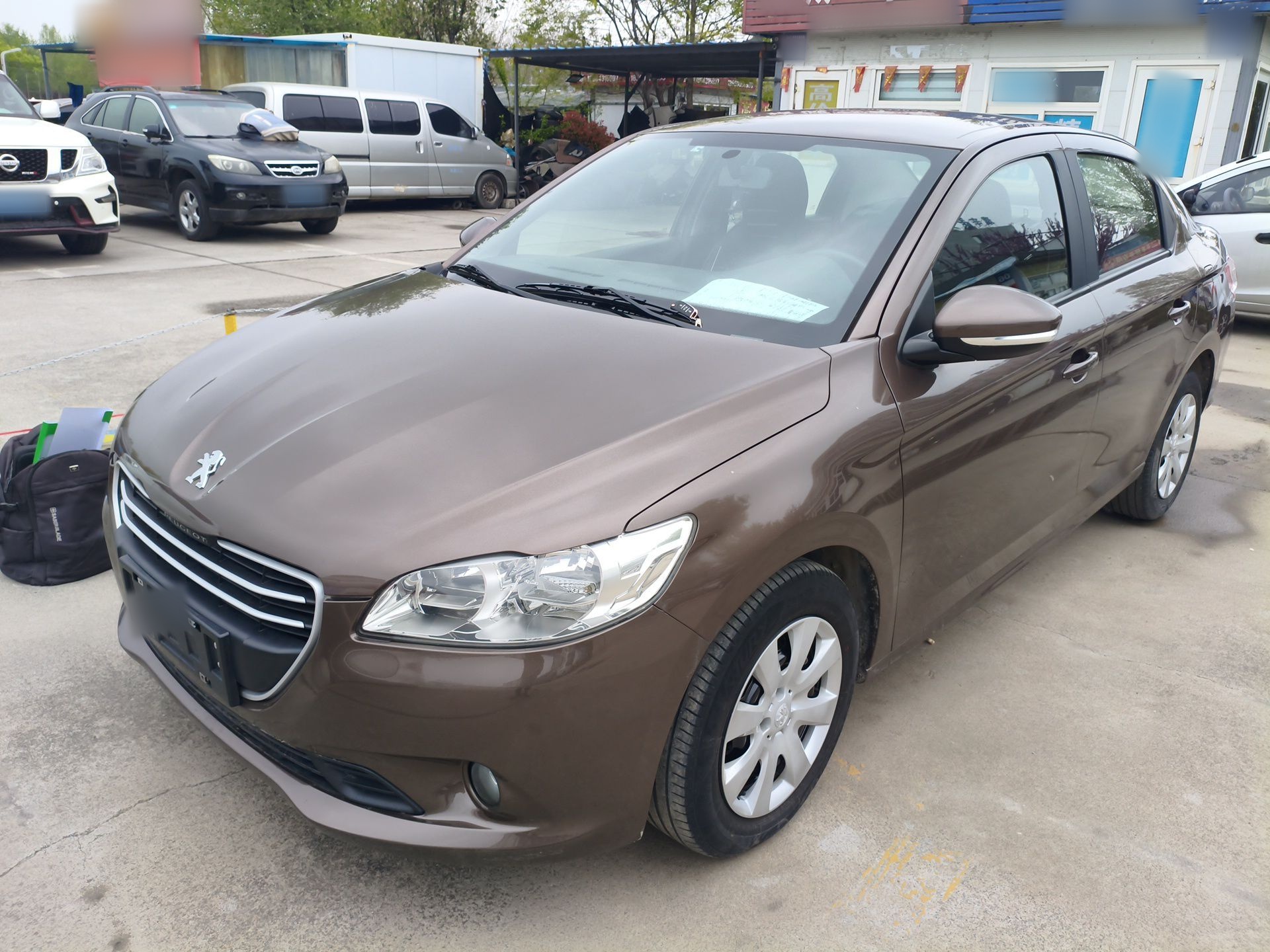 تحت مقدمة السيارة