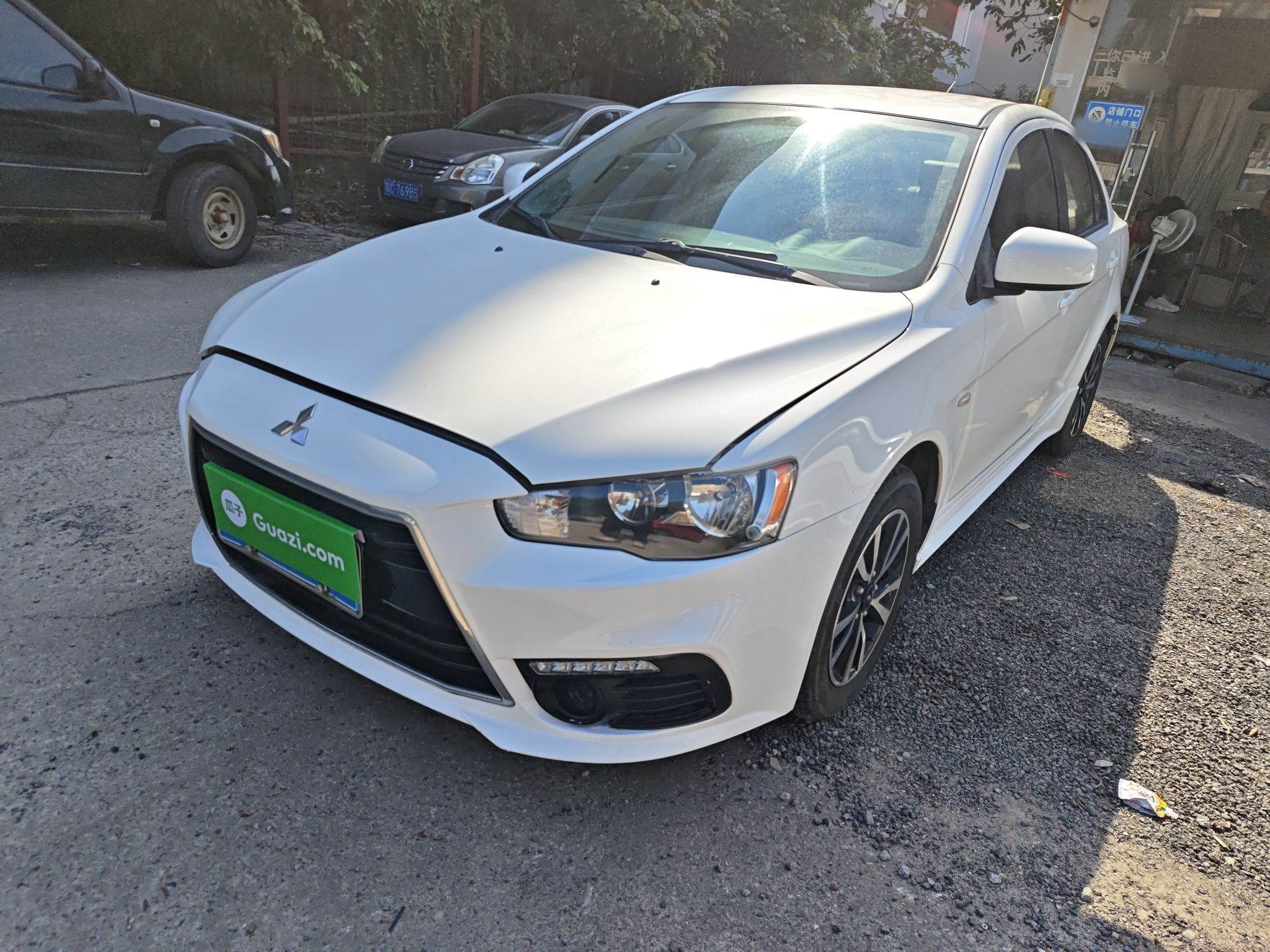 Под передней частью автомобиля