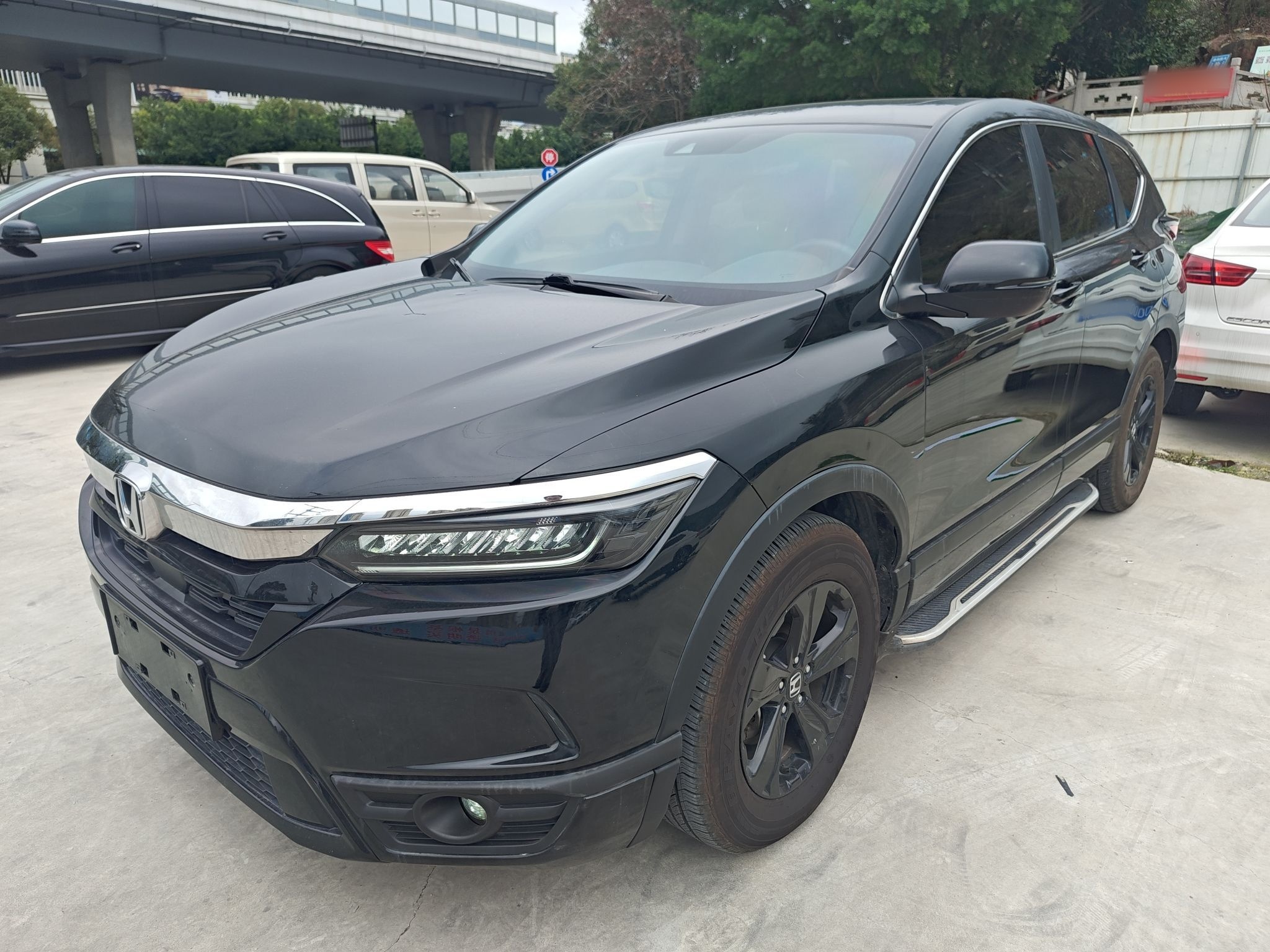 Под передней частью автомобиля