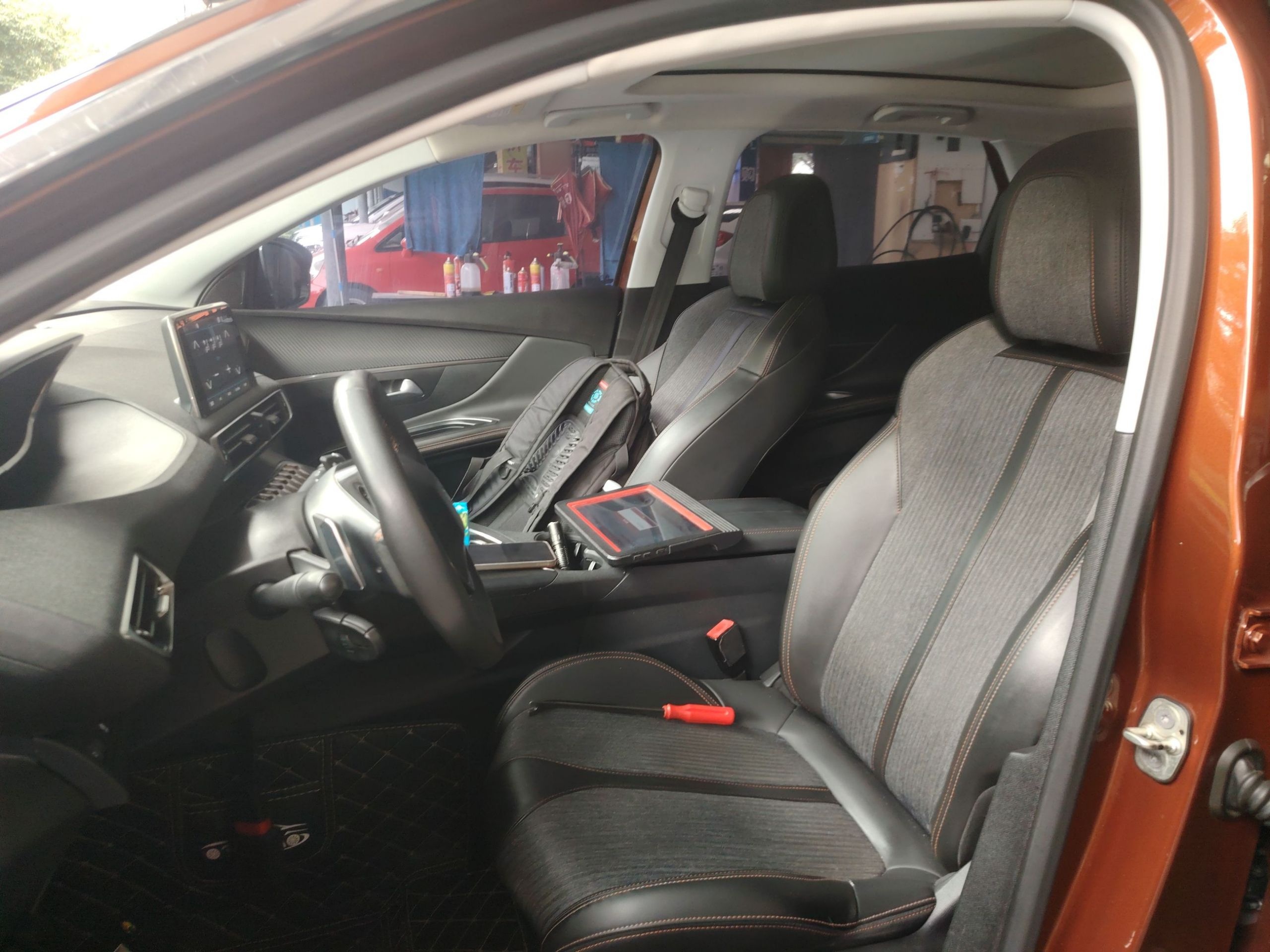 المقاعد الأمامية داخل السيارة