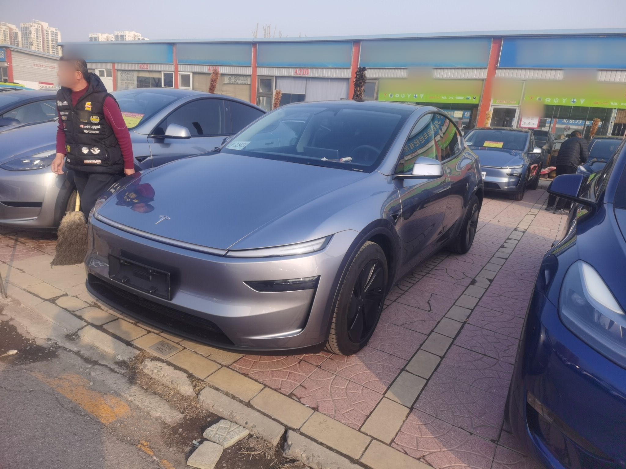 Под передней частью автомобиля