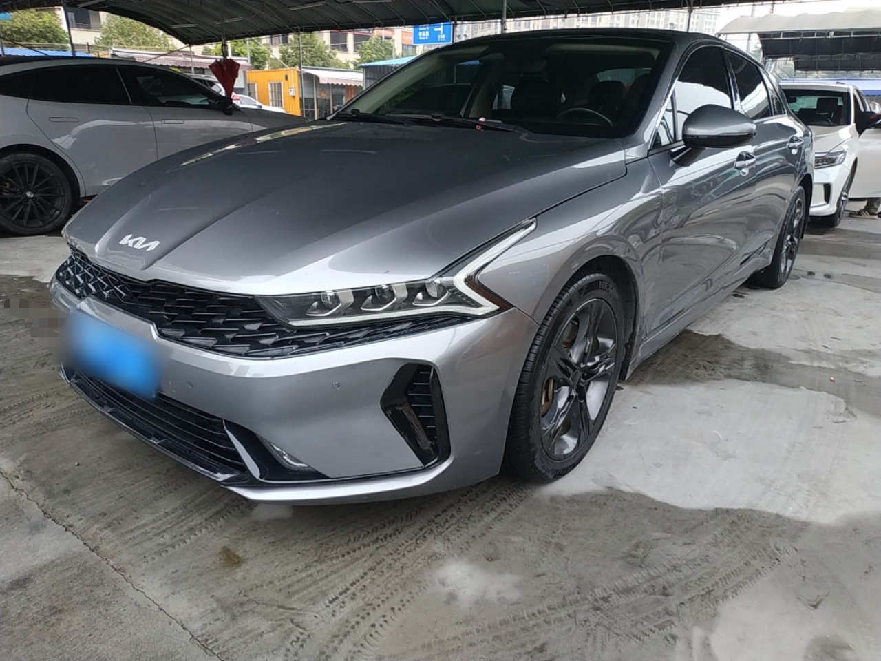 تحت مقدمة السيارة