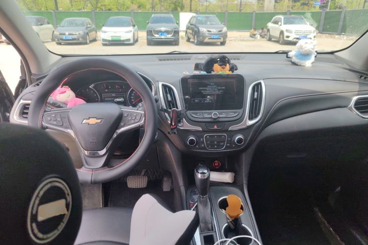 Used Chevrolet Equinox 2018 RS 550T Automatic All-Wheel-Drive Boundary Edition Center Console