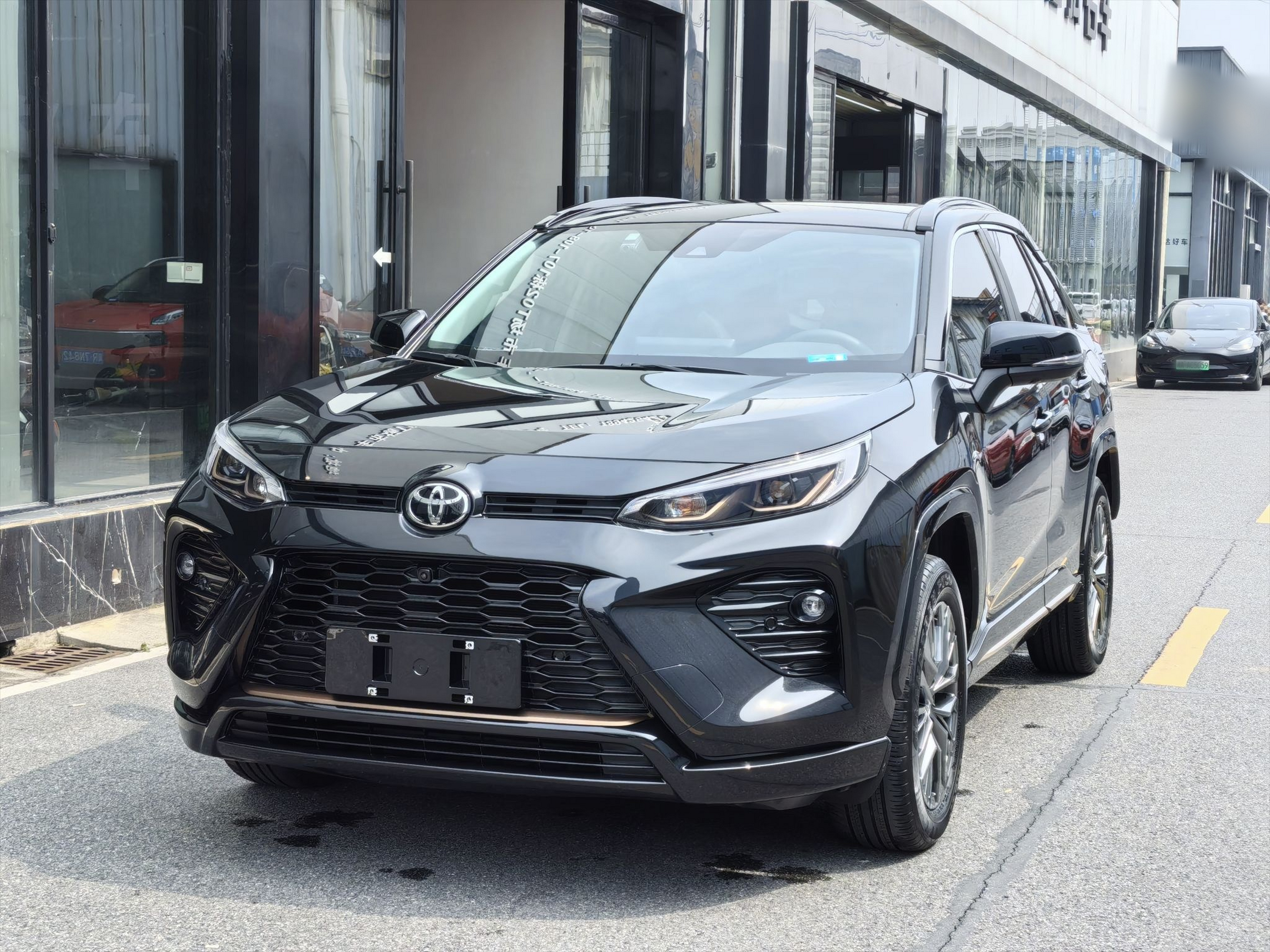 Под передней частью автомобиля