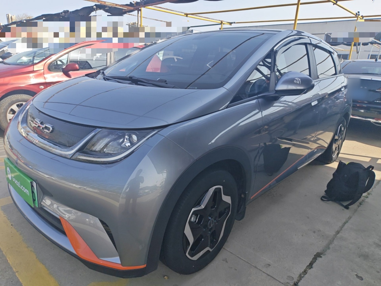 تحت مقدمة السيارة