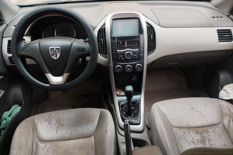 Used Baojun 630 2011 1.5L manual standard version