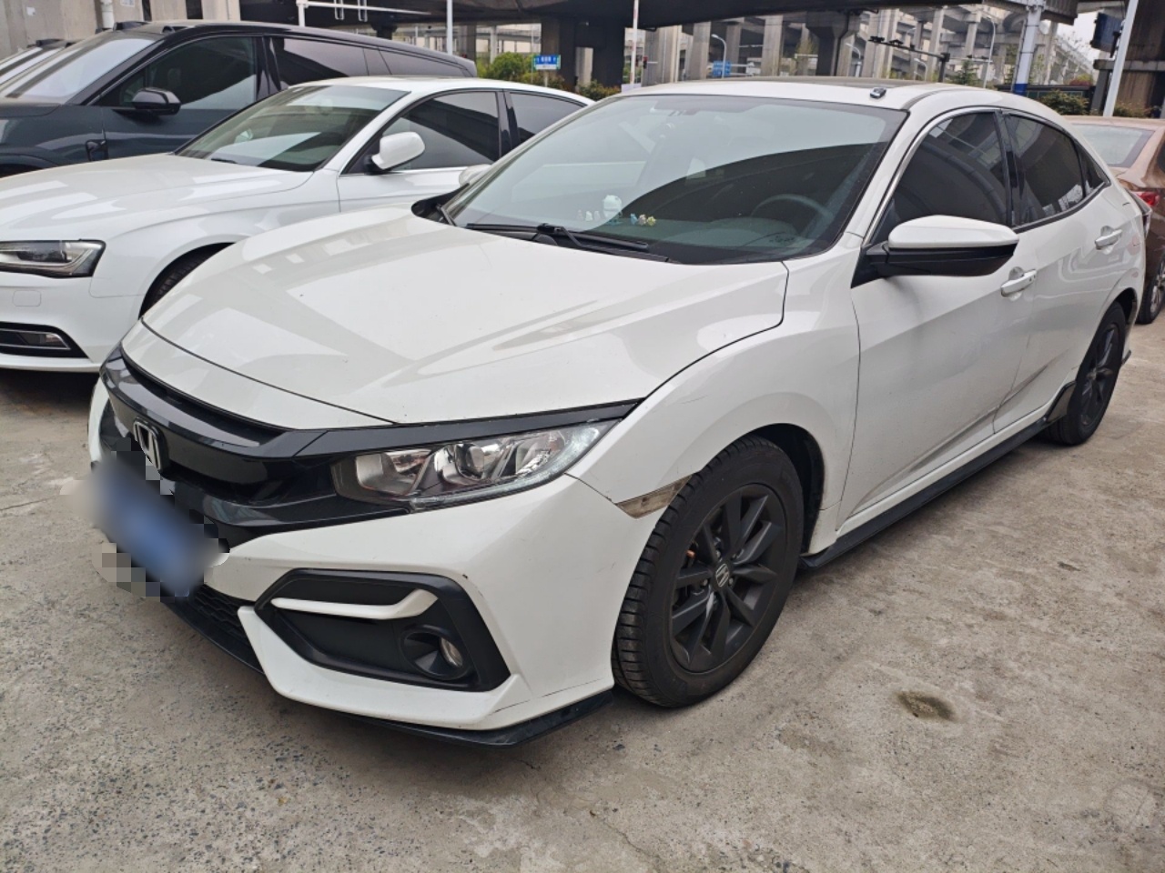 Под передней частью автомобиля