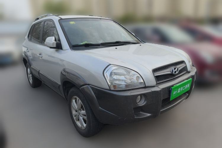 Used Hyundai Tucson 2009 2.0L Automatic Two-Wheel Drive with Sunroof Front Right 45 Deg