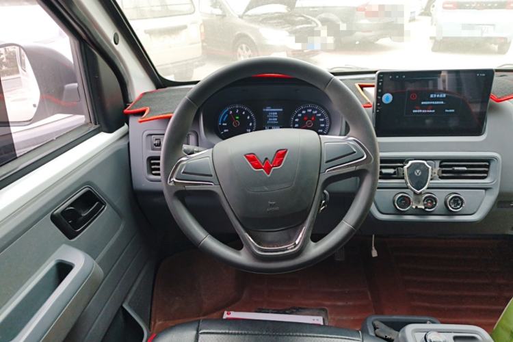 Used Wuling Yangguang 2024 300KM Comfort Version Passenger Van 75kW
