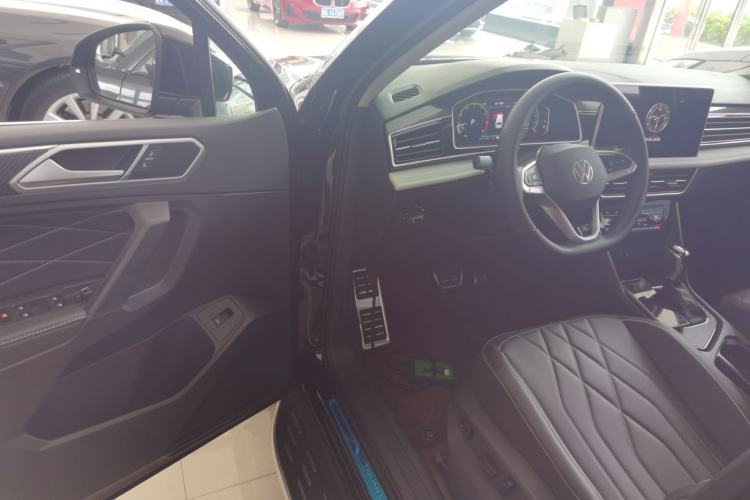 Used Volkswagen Tiguan L 2024 Outstanding Model 330TSI Automatic Two-Wheel Drive R-Line Dragon Glory Edition
