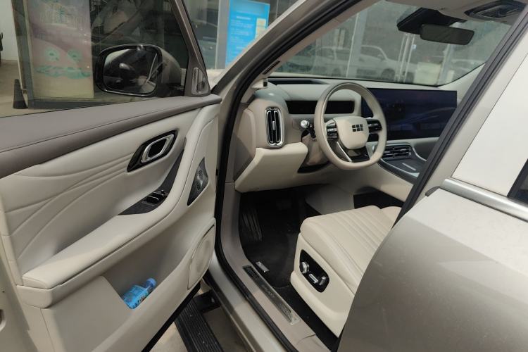 Used Geely Galaxy M9 2025 Model 210km Four-Wheel-Drive Leading Edition Driver Seat