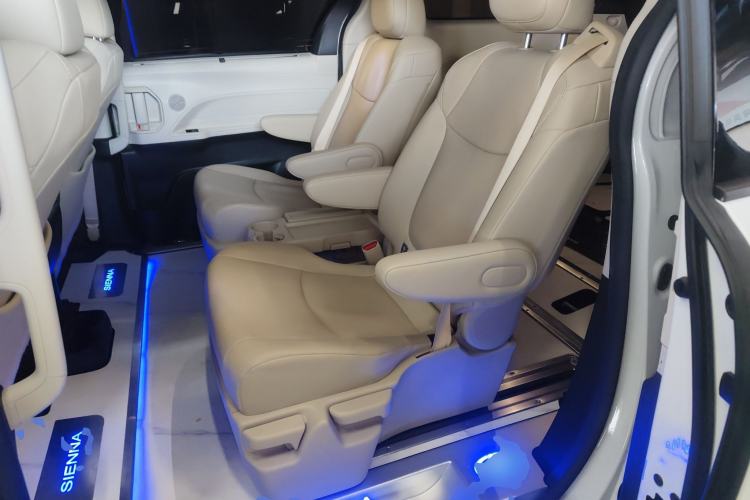 Used Toyota SIENNA 2023 2.5L Hybrid Luxury Edition Left Rear Seat