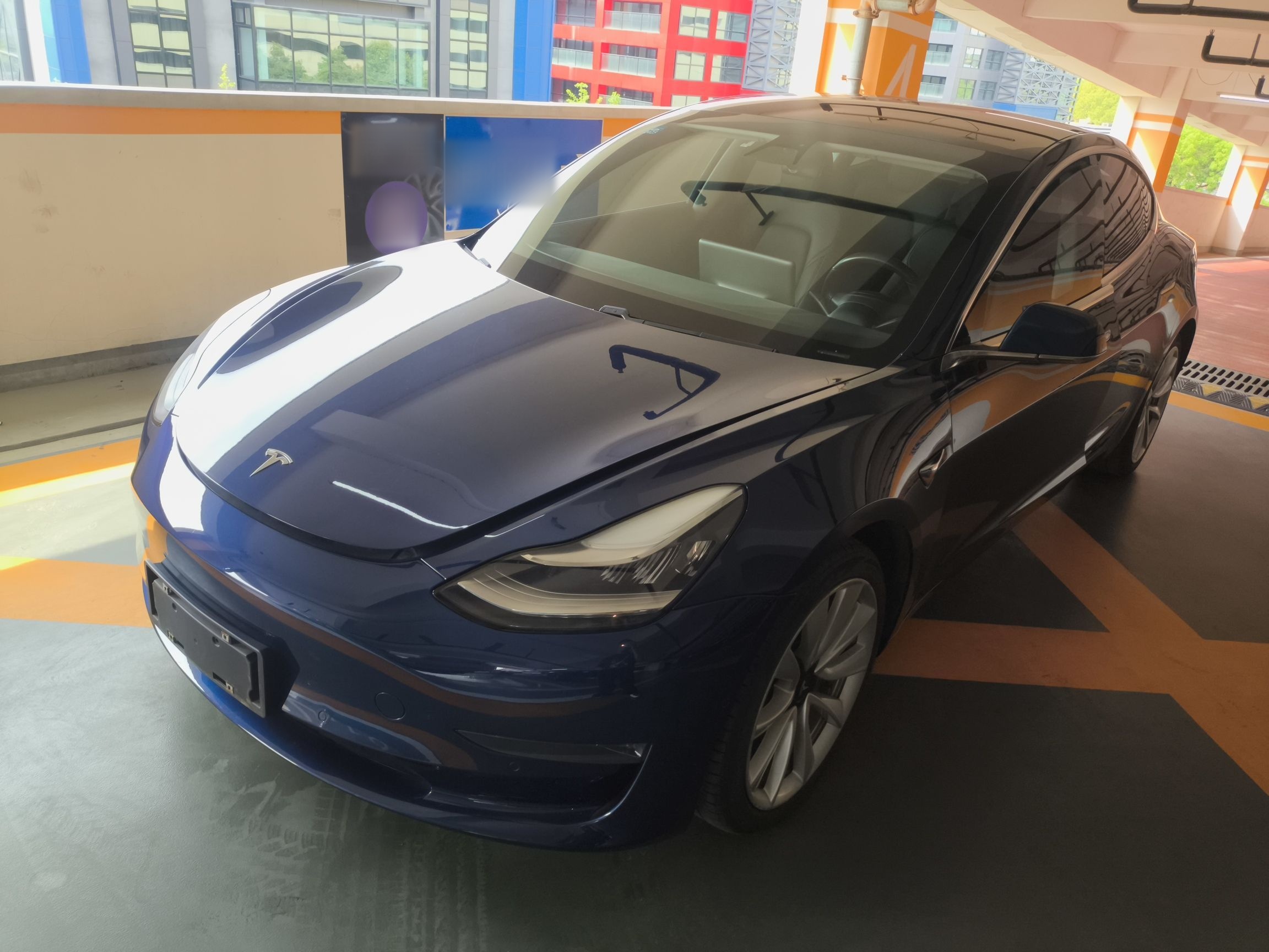 تحت مقدمة السيارة