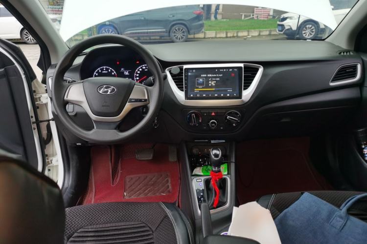 Used Hyundai Verna (new generation) 2016 1.4L Automatic Cool Edition GLS Center Console