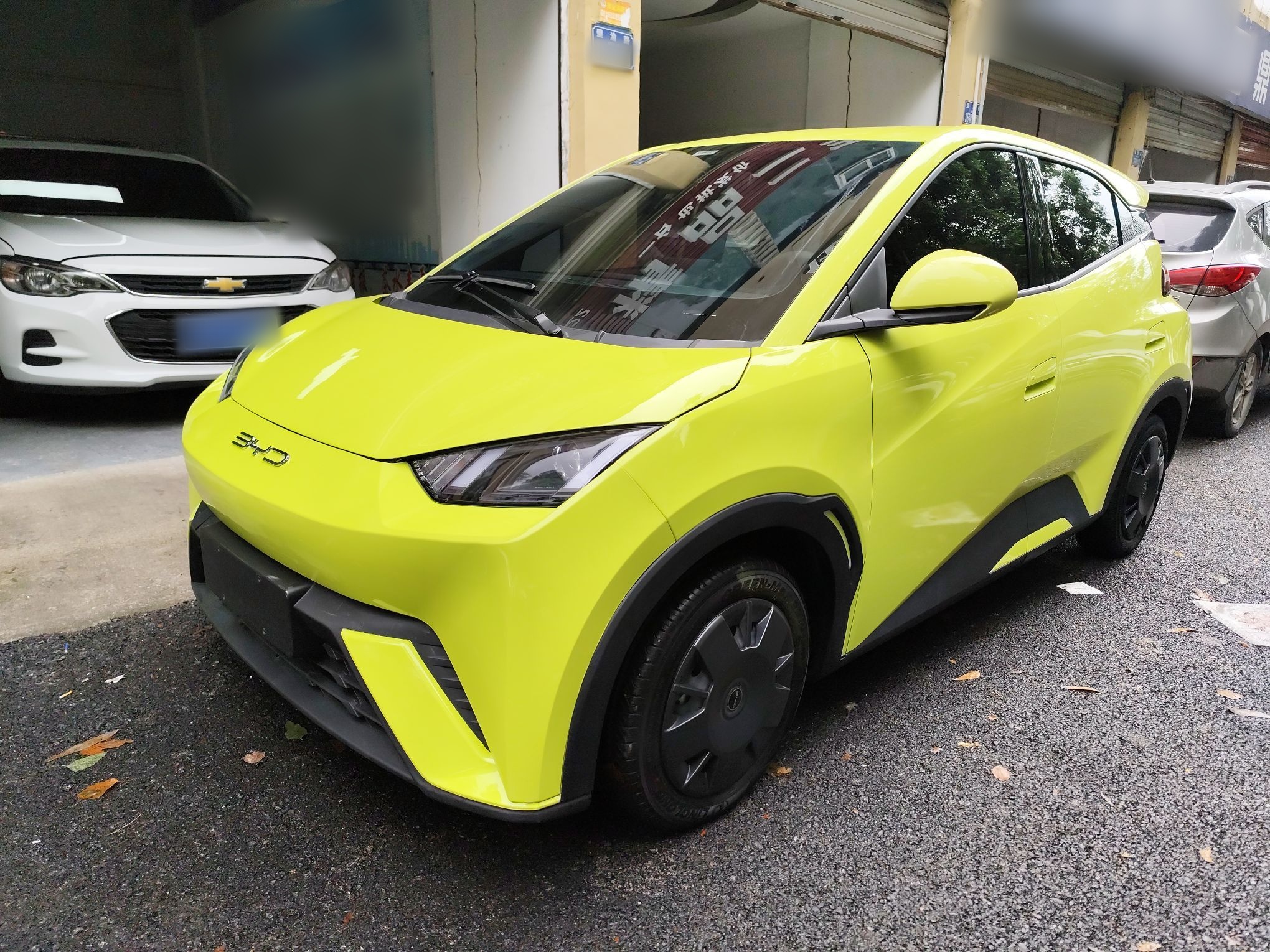 Под передней частью автомобиля