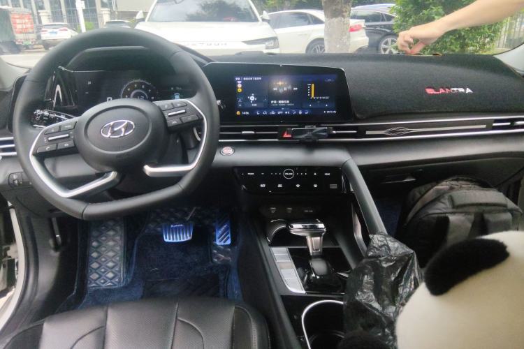 Used Hyundai Elantra 2022 1.5L CVT LUX Prestige Edition Center Console