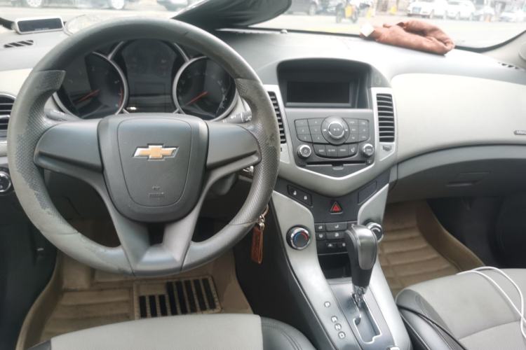 Used Chevrolet Cruze 2013 1.8L SE AT Center Console