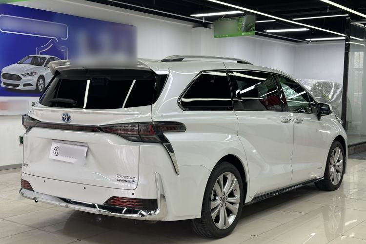 Used Toyota Sienna 2023 2.5L Hybrid Deluxe Edition