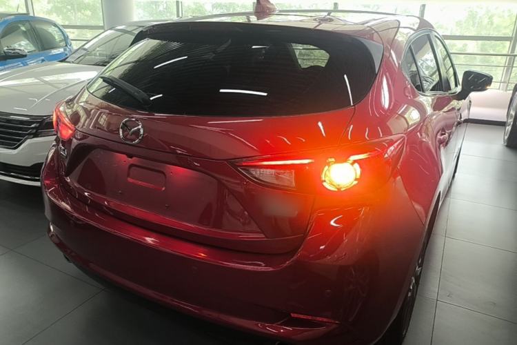 Used Mazda 3 Axela 2017 Hatchback 2.0L Automatic Luxury Model Emission Standard China V
