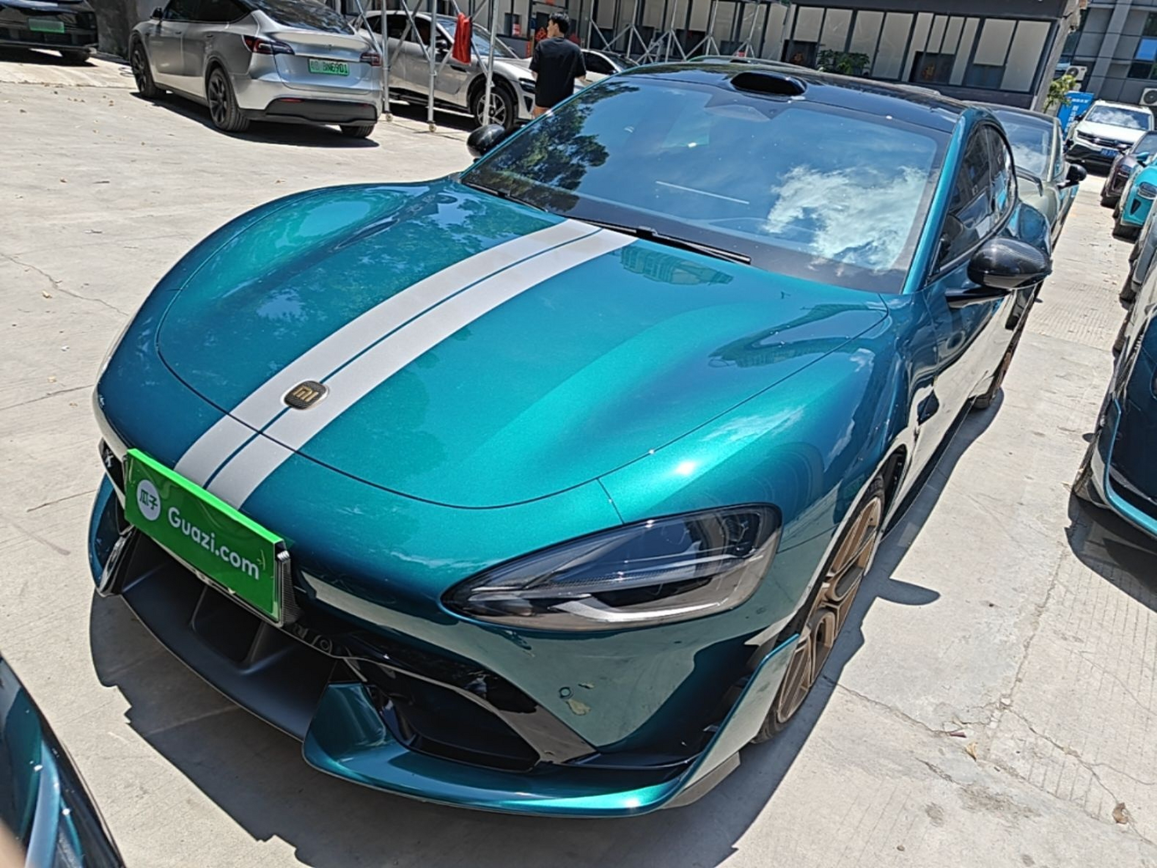 Под передней частью автомобиля