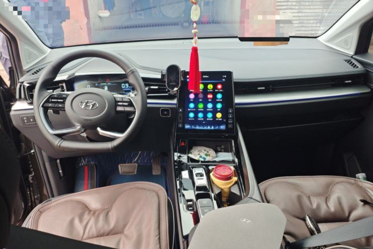 Used Hyundai Custo 2024 380TGDi LUX Premium Smart & Luxurious Edition Center Console