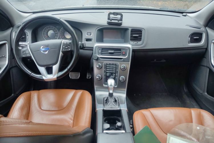 Used Volvo V60 2013 T5 Zhiya Edition Center Console