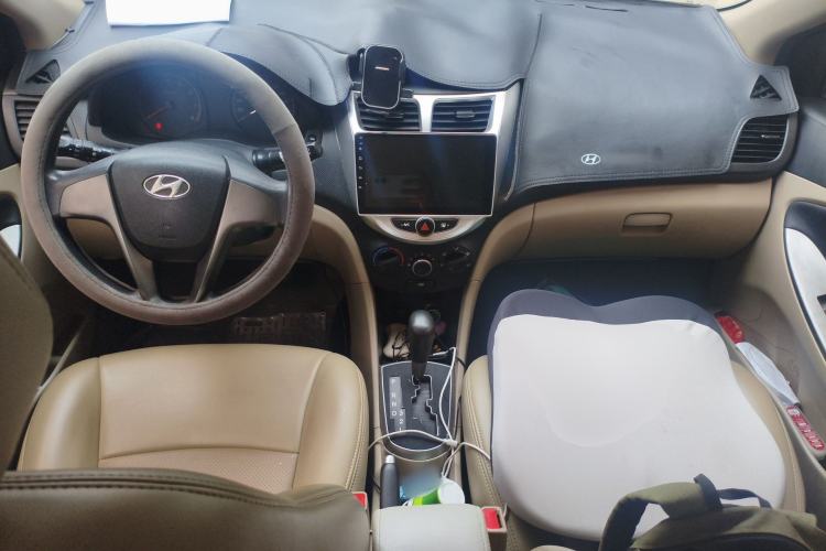 Used Hyundai Verna (older generation) 2014 1.4L Automatic Smart GLS Center Console