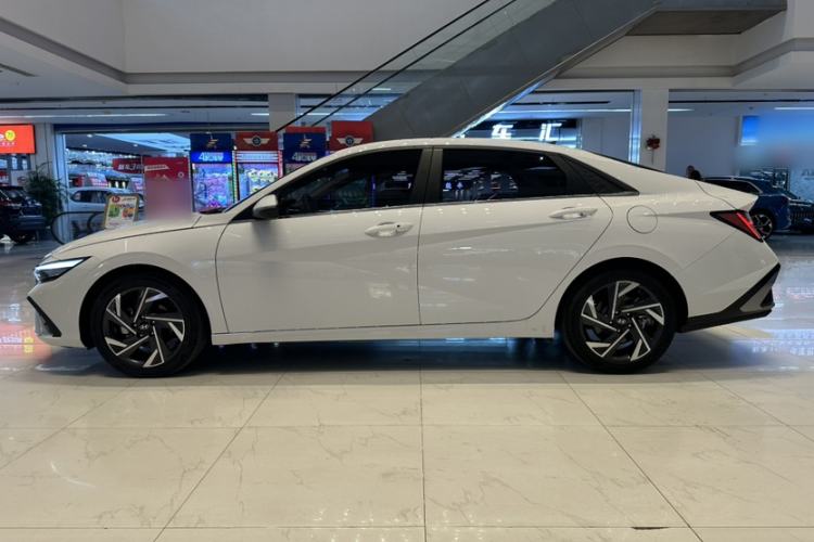 Used Hyundai Elantra 2023 1.5L CVT LUX Prestige Edition
