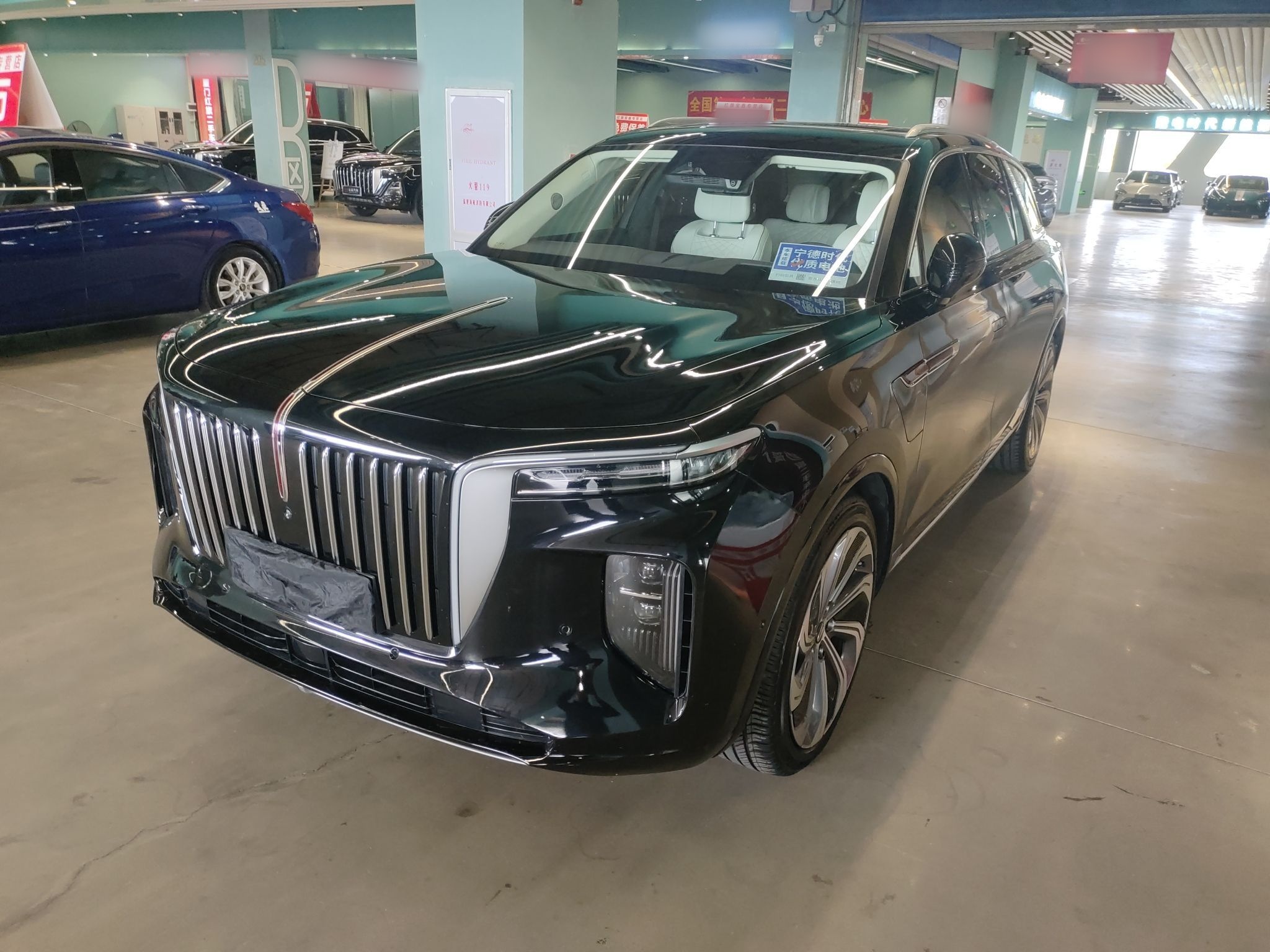 تحت مقدمة السيارة