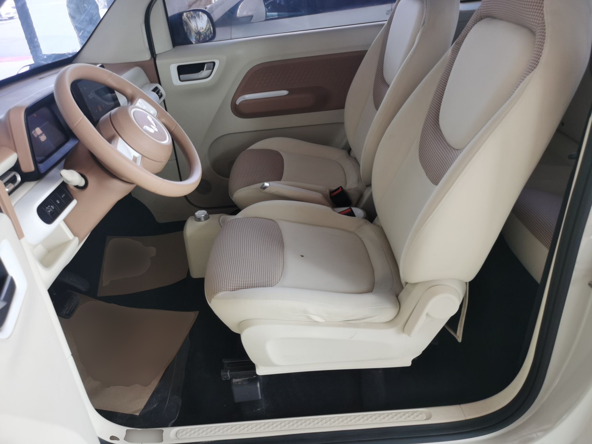 Переднее сиденье в автомобиле