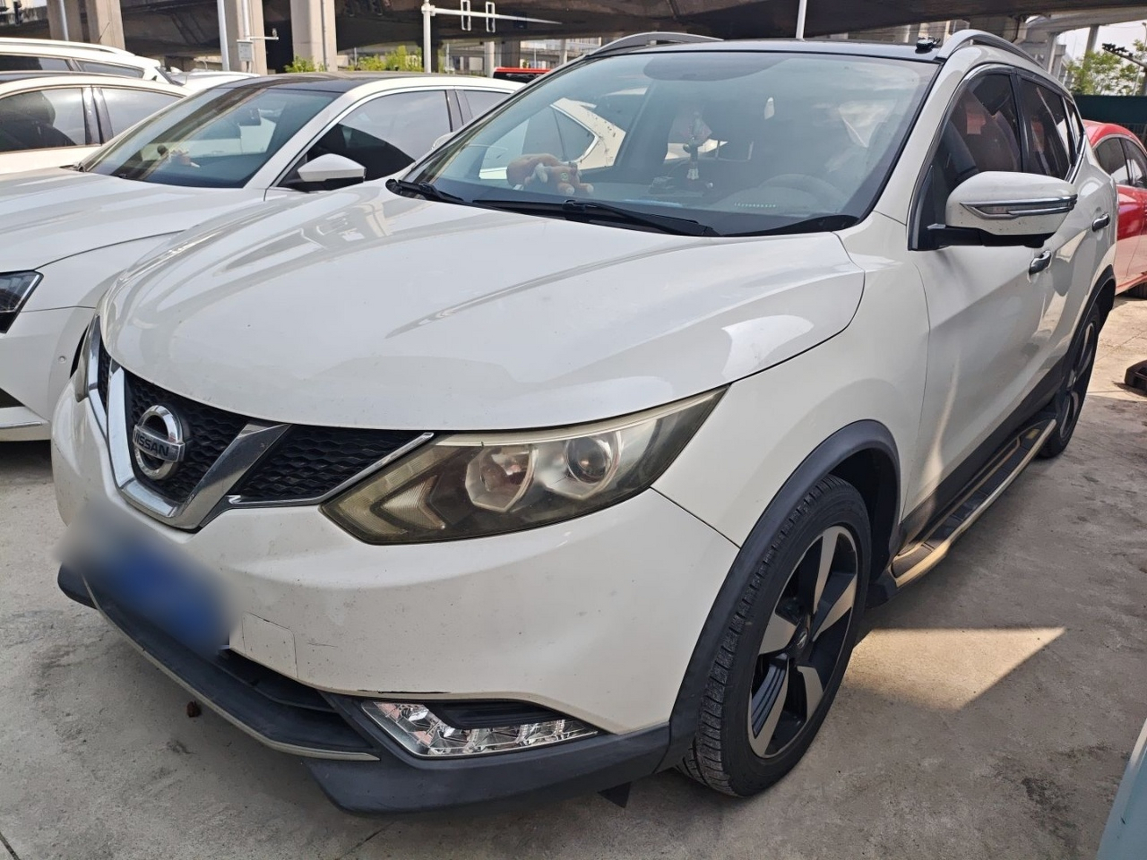 تحت مقدمة السيارة