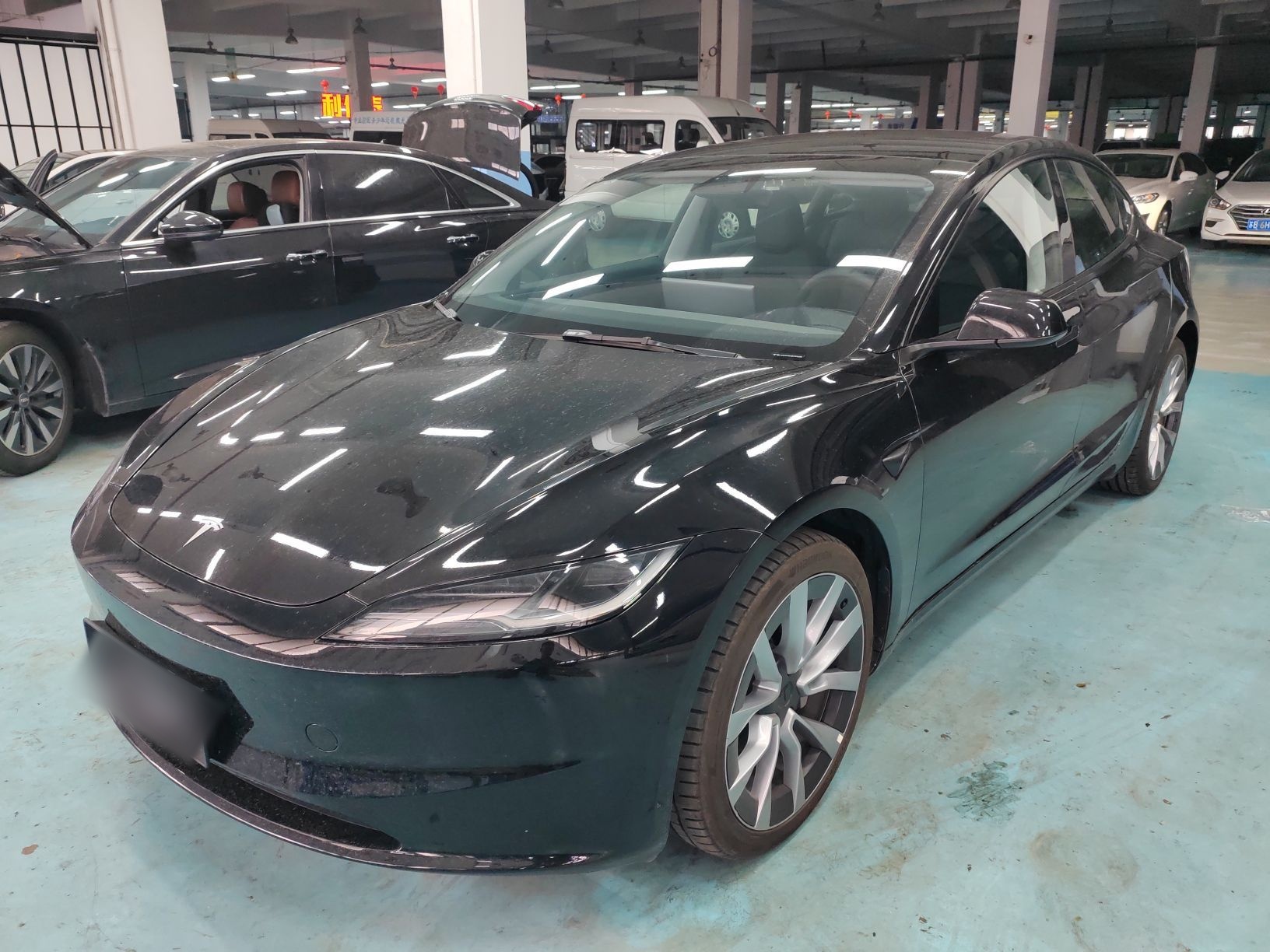 Под передней частью автомобиля