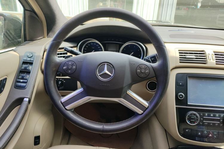 Used Mercedes-Benz R-Class 2017 R 320 4MATIC Business Edition Prestige Model Steering Wheel