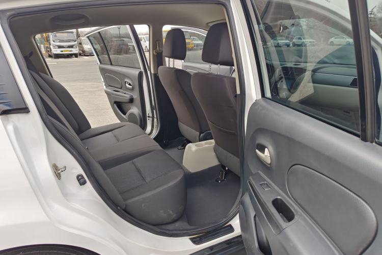 Used Venucia R50 2015 1.6L Manual Fashion Edition
