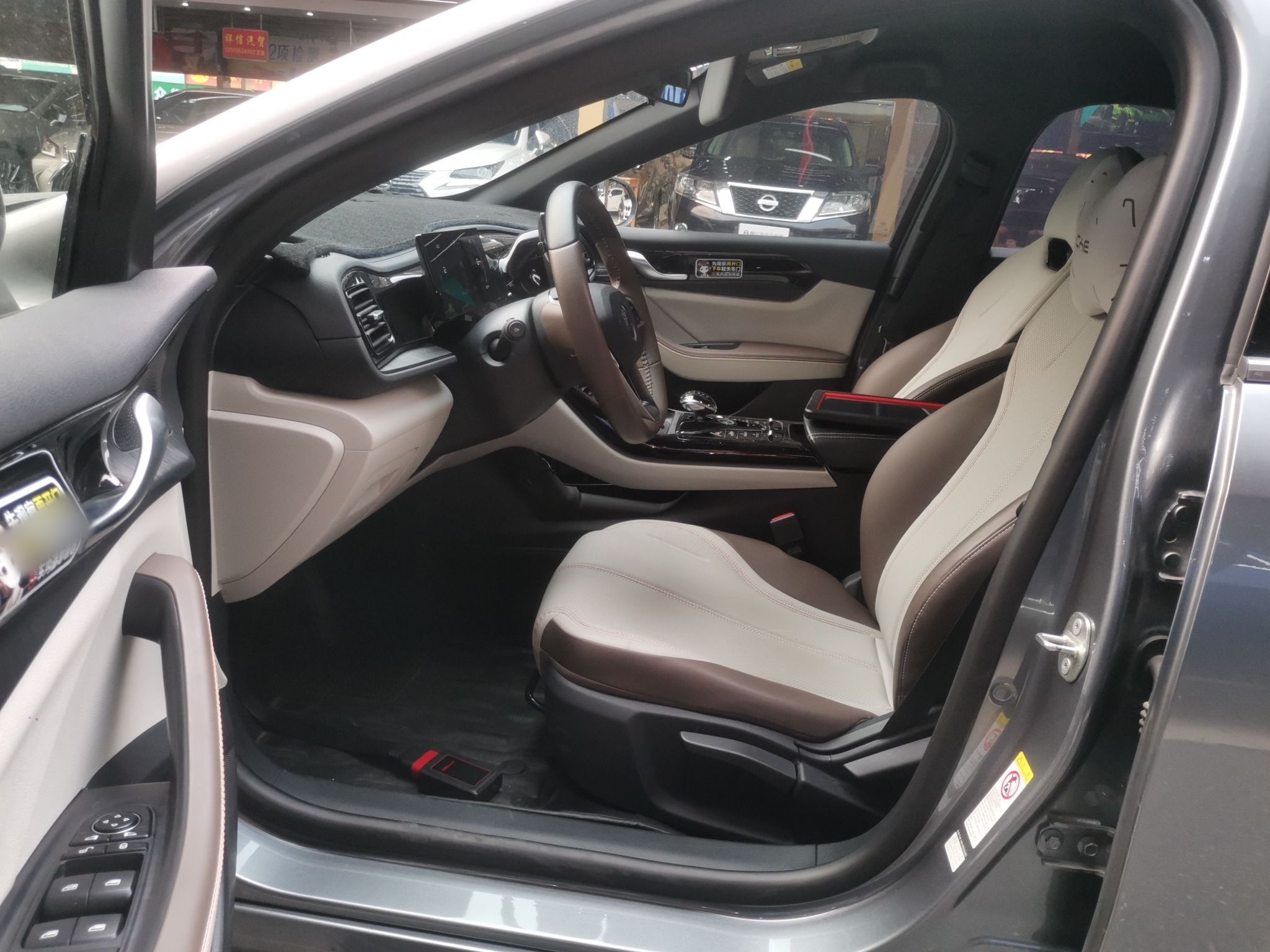 المقاعد الأمامية داخل السيارة