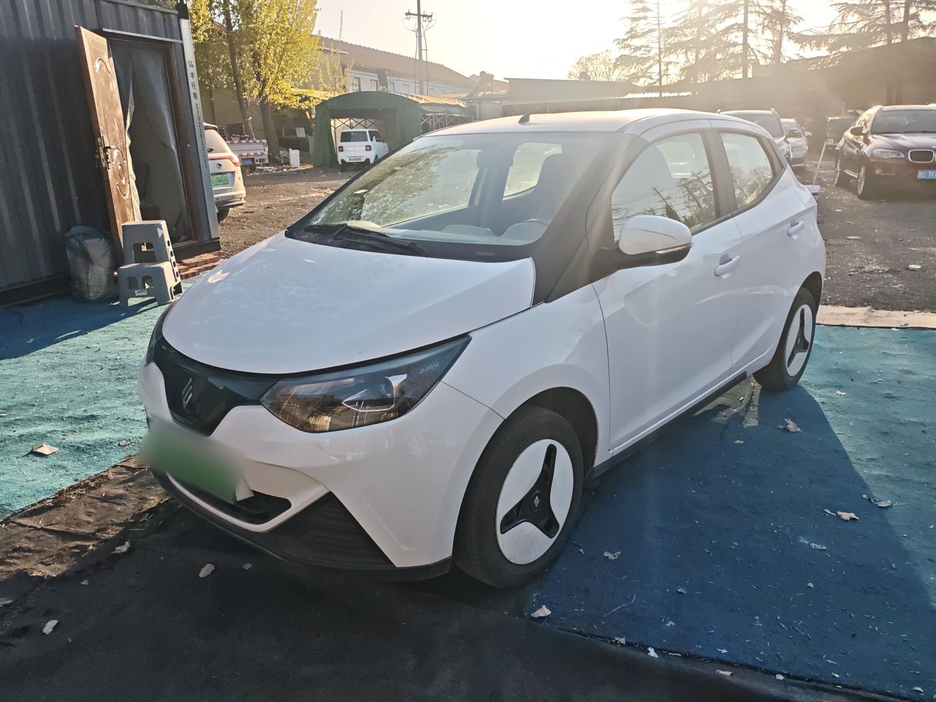 تحت مقدمة السيارة